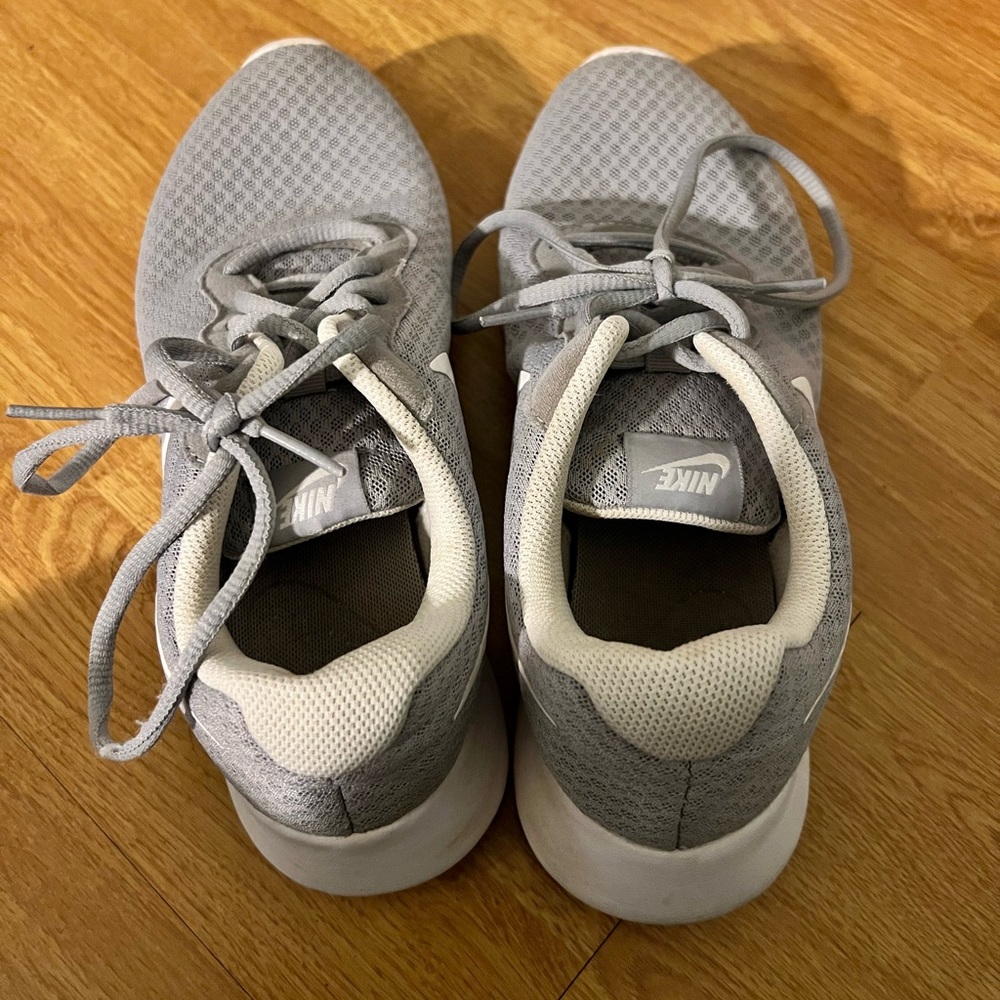 Nike Womens Wmns Tanjun, WOLF GREY/WHITE Size 8